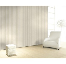 Pièce lumineuse avec papier peint rayé, fauteuil et lampadaire