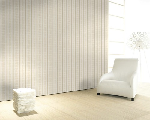 Pièce lumineuse avec papier peint rayé, fauteuil et lampadaire