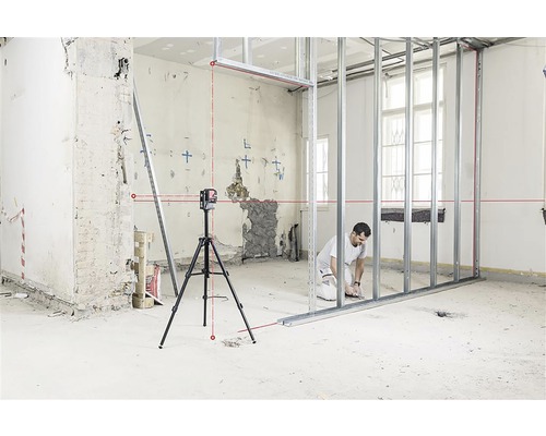 Raum mit Metallrahmen, Trockenbau und Laserwasserwaage auf Stativ