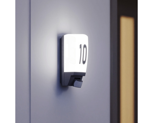Beleuchtetes Hausnummernschild mit der Nummer 10