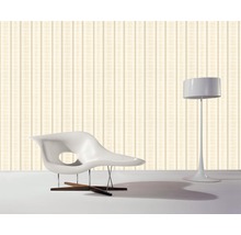 Scène avec papier peint à rayures, un fauteuil et un lampadaire.