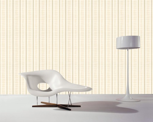 Scène avec papier peint à rayures, un fauteuil et un lampadaire.