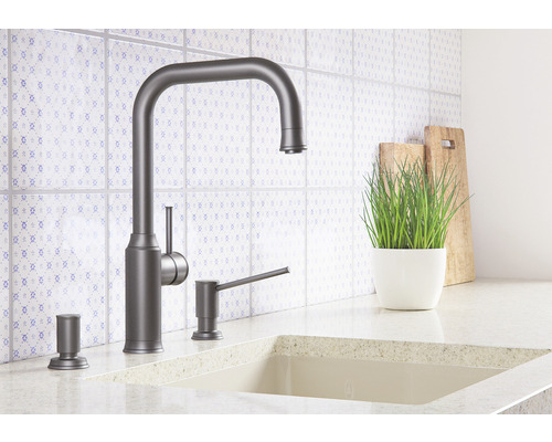 Küchenspüle mit Armatur und Seifenspender auf einer Arbeitsplatte