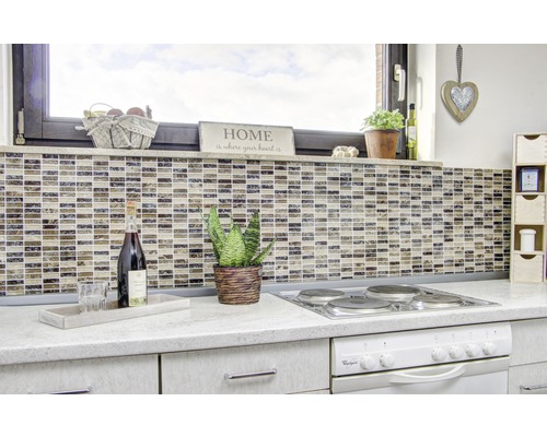 Scène de cuisine avec des carreaux de mosaïque, une cuisinière et de la décoration