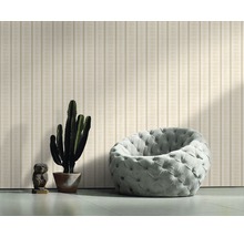 Vue d''une pièce avec du papier peint rayé, un fauteuil et des décorations