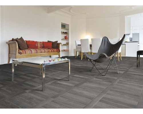 Wohnzimmer mit Sofa, Tisch und Bodenfliesen in Holzoptik