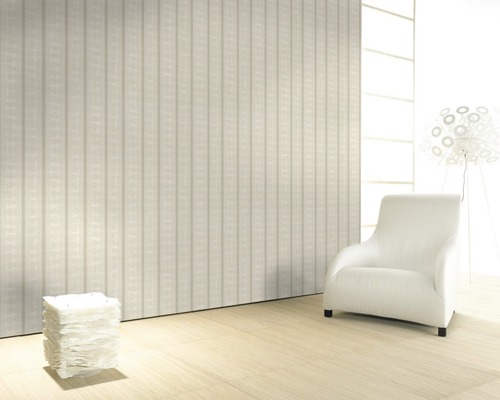 Pièce lumineuse avec panneaux muraux, fauteuil et lampe