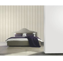 Chambre avec papier peint rayé et lit