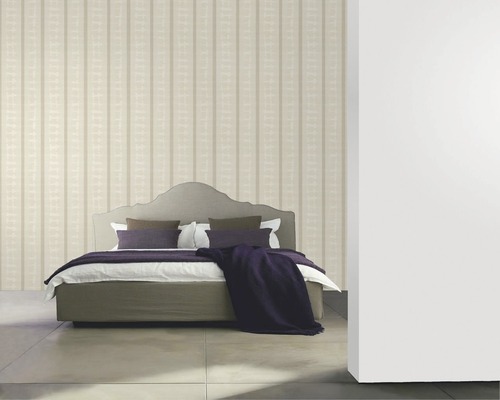 Chambre avec papier peint rayé et lit