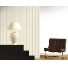 Scène avec papier peint rayé, lampe de table et fauteuil