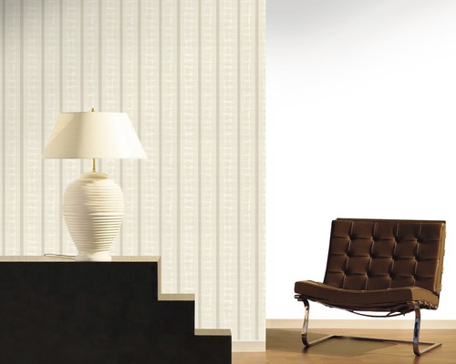 Scène avec papier peint rayé, lampe de table et fauteuil