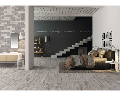 Chambre et salle de bains lumineuses avec meuble-lavabo, miroir, escalier, lit et décoration