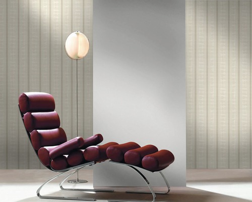 Vue d''une pièce avec une chaise longue, un lampadaire et un papier peint à rayures