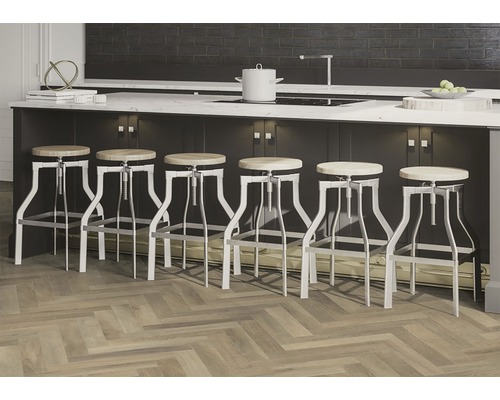 Scène de cuisine avec six tabourets de bar en métal et en bois à un comptoir de cuisine.