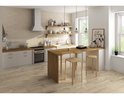 Cuisine claire avec kitchenette, îlot de cuisine et plancher en bois