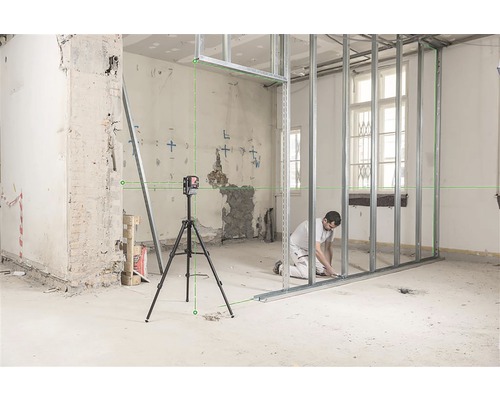 Kreuzlinienlaser im Einsatz beim Aufbau einer Trockenbauwand in einem Raum.