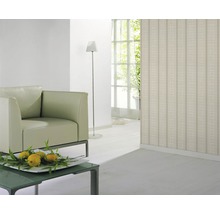 Salon avec fauteuil, lampadaire et papier peint rayé