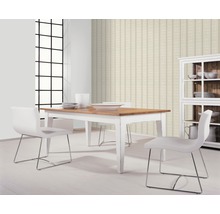 Salle à manger lumineuse avec table, chaises et vitrine devant un papier peint structuré