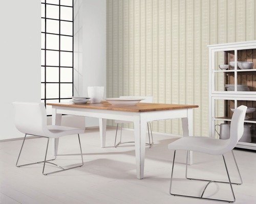 Salle à manger lumineuse avec table, chaises et vitrine devant un papier peint structuré