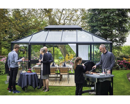 Szene mit einem Gewächshaus, einer Grillparty und mehreren Personen im Garten.