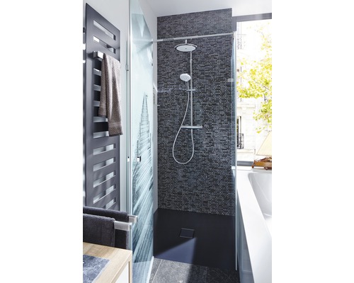 Salle de bain moderne avec douche, radiateur sèche-serviettes et mur en mosaïque