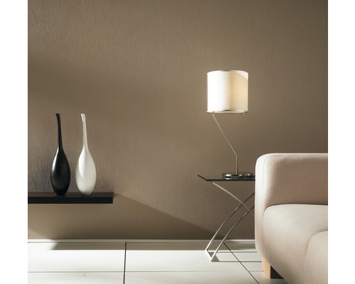 Salon avec papier peint, lampe, canapé et décoration