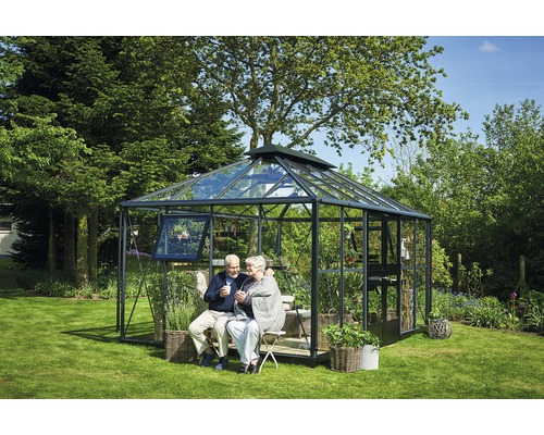 Gewächshaus im Garten mit sitzendem Paar.