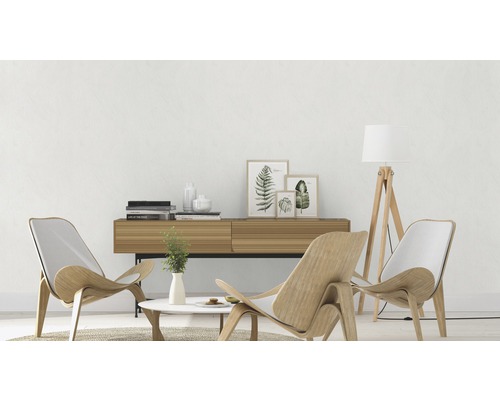 Salon avec fauteuils en bois, buffet et lampadaire