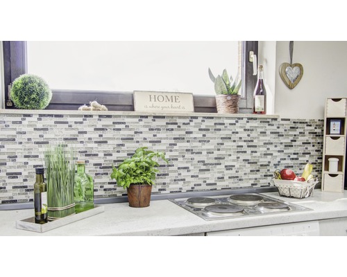 Küchenszene mit Mosaikfliesen, Kräutern, Dekorationen und Elektroherd