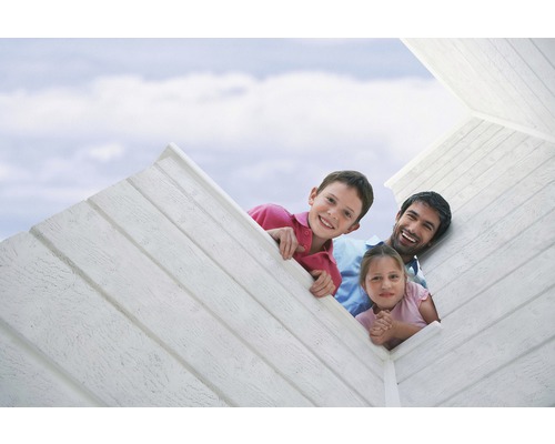 Une famille regarde depuis une maison avec un bardage.