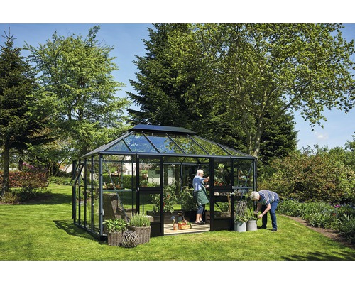 Gewächshaus im Garten mit gärtnernden Personen