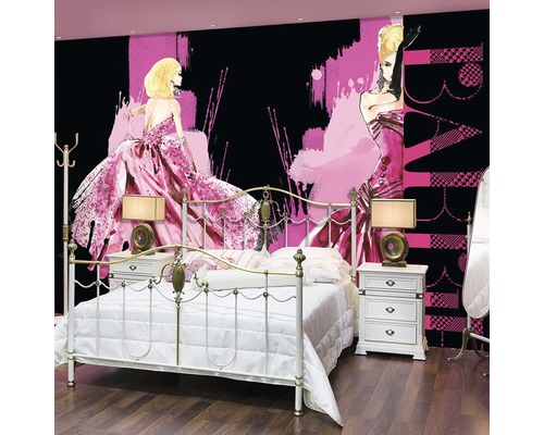 Chambre avec un papier peint photo représentant un motif de mode derrière un lit.