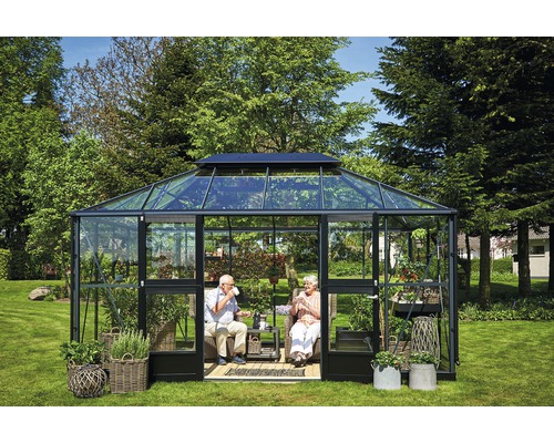 Gewächshaus im Garten mit zwei Personen, die darin sitzen.