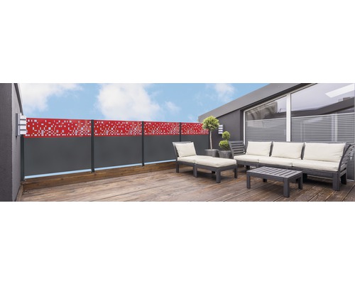 Balkon mit Sichtschutzelementen und Sitzgruppe auf Holzterrasse