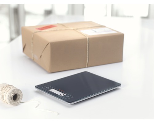 Paketwaage mit Paket und Bindfaden