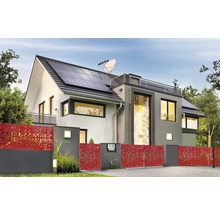 Modernes Haus mit Solarpanelen und rotem Zaun