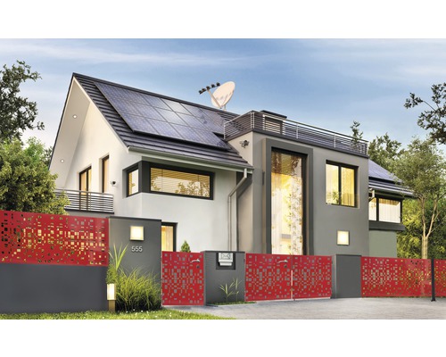 Modernes Haus mit Solarpanelen und rotem Zaun