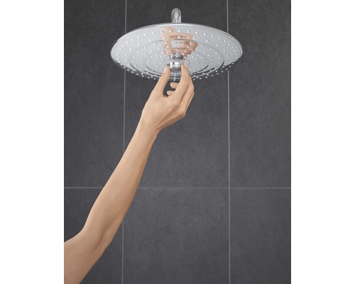 Installation eines Duschkopfes im Badezimmer