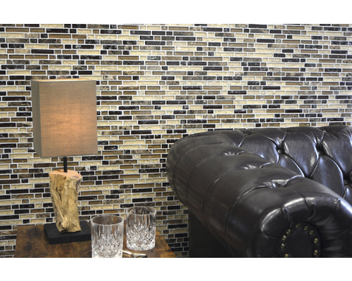 Wohnzimmer mit Mosaikfliesen, Lampe und Ledersofa