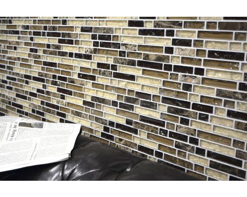 Mosaikfliesenwand mit rechteckigen Fliesen in Braun- und Beigetönen