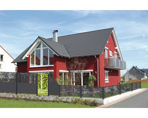 Sichtschutzzaun vor einem Wohnhaus