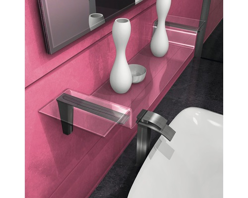 Intérieur de salle de bains avec lavabo, miroir et étagères en verre