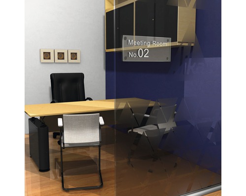 Salle de conférence avec bureau, chaise de bureau et chaises de visiteurs