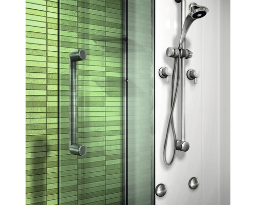 Vue détaillée d''une cabine de douche avec porte en verre et robinetterie