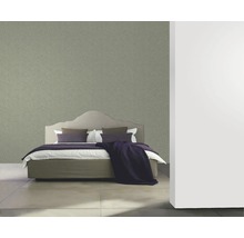 Chambre à coucher avec papier peint à motifs, lit et carrelage pour une ambiance harmonieuse