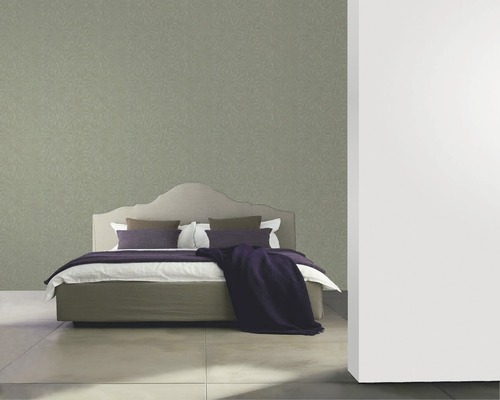 Chambre à coucher avec papier peint à motifs, lit et carrelage pour une ambiance harmonieuse