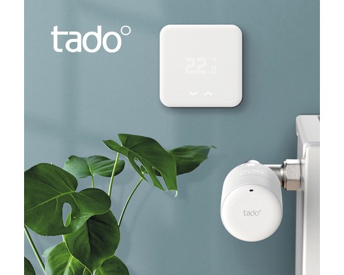 Tado Logo, Wandthermostat und Heizkörperthermostat an einer Wand