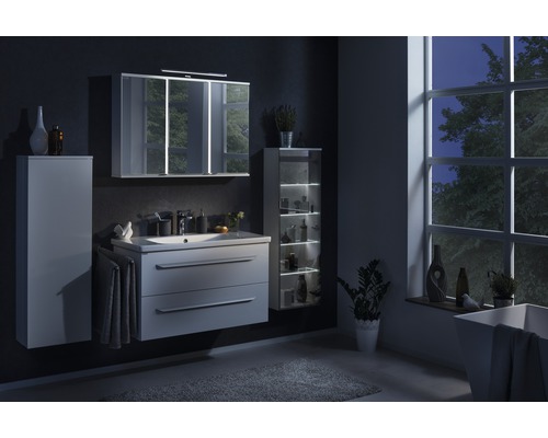 Intérieur de salle de bain moderne avec meuble-lavabo, armoire de toilette et armoire haute