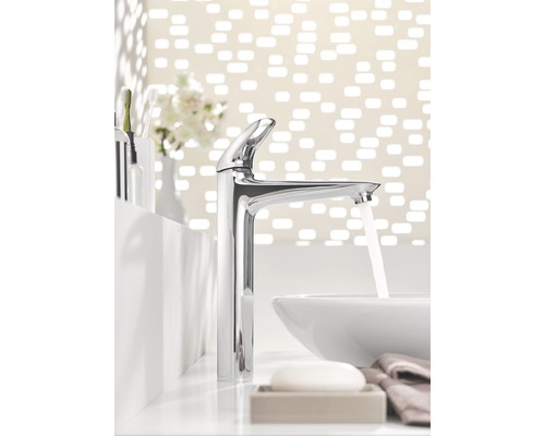 Badezimmerarmatur mit Wasserhahn auf einem Waschtisch