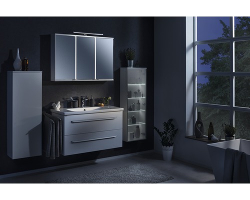 Salle de bains moderne avec lavabo, armoire de toilette, armoire haute et vitrine éclairée.